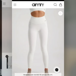 Vita aimn träningsthights - Helt nya träningstights från aimn i modellen off-white ribbed seamless tights. Är helt nya med lappen kvar i Orginal förpackning. Originalpris 449kr.