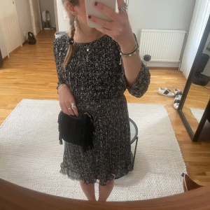 Klänning  - Säljer denna superfina klänningen från Anine Bing i bra skick ⭐️Om ni är intresserade och vill ha fler bilder är det bara att skriva! Storlek: xs/s🤍