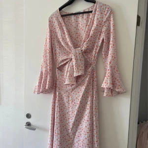 Sommarklänning  - Adoore Köpt av en annan tjej här på Plick. Använd 1 gång av mig och 2 gånger av henne. Jättefint skick och se ut som ny.  Köpare står för frakt