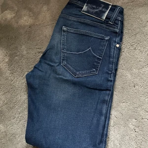 Jacob Cohen jeans - Riktigt snygga jeans från Jacob Cohën i modell 622. Riktigt fet mörkblå färg med ljusblå detaljer🙌 Skick 8/10, enda defekten är ett hål i höger ficka👍 Storlek 30 men passar mindre Slim fit✅