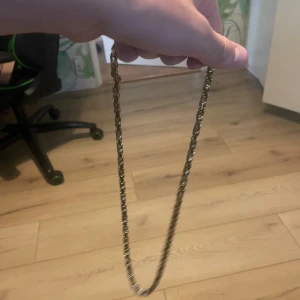 Två kejsarlänkar - Hej , jag säljer nu mitt armband o halsband som jag köpt på nördig smycken , kedja 4mm, armband 6mm, Ser inte så stora ut , 
