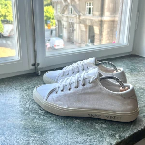 Saint Laurent skor - Unika Saint Laurent skor! | Fint skick! | Sitter som strl 43,5 | Nypris: 6500kr | Ingår inget OG | Fraktar på köparens bekostnad | Fler bilder i DM!! | byten kan föreslås | Hör av dig vid frågor | Pris ej hugget i sten | Legit-Check av proffs finns!