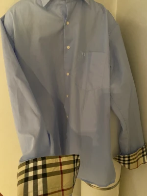 Burberry skjorta  - M i storlek och normal i storleken bra skick ljus blå