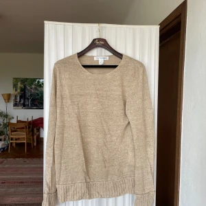 Commes Des Garçons Sweatshirt - Ett unikt plagg, endast använt ett fåtal gånger. Kvaliteten är topp med 100% linne.
