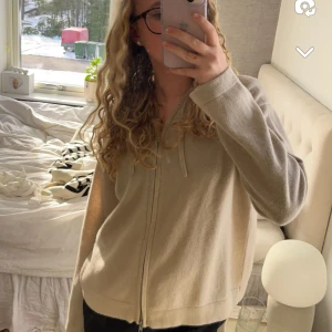Soft goat zip hoodie - Säljer denna jättesnygga då den inte kommer till användning. Endast testat och har tråden från lappen kvar (skriv privat för fler bilder). Pris kan diskuteras, köpt för 2500kr och går inte att köpa längre 