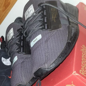 Adidas  - De här skor är limited edition köpt för 1799kr använd de bara i skolan 