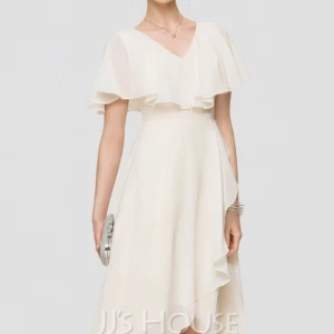 Vit Klänning - Aldrig använd! Nyskick. Nypris 1600:- Otroligt fin vit klänning från JJs House. Har väldigt fint fall och perfekt för sommarfest!  Storlek 38