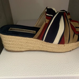 Platå sandal - Platå sandal i storlek 37 Använda vid ett tillfälle  