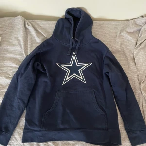 Vintage Dallas Cowboys - Blå Vintage Dallas Cowboys. Bara att skriva vid eventuella frågor!  