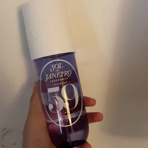 Sol de janeiro nya 59 -  Säljer min sol de janeiro parfym i doften 59 🍦🪻säljer för att jag redan har en likadan💜 den är i stora storleken alltså 240 ml och har aldrig använts, kan även tänka mig byta mot 68an