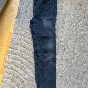 Fornarina jeans strl 28 grå - Är 163cm och de passar perfekt i längden. Bomull och elastan. Bekväma och stretchiga 😊