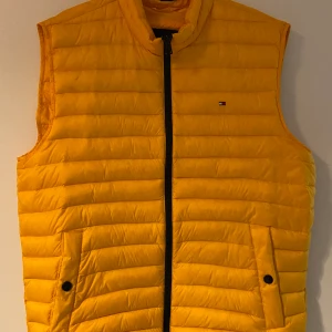 Tommy hilfiger väst  - God skick , knappt använd  Strl M (medium)