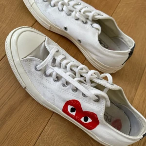 *Bra pris* Cdg converse skor  - Hej! Säljer ni dessa CDG converse skor köpta för ca 2 år sedan på NK. Säljer för att dem it passar längre. Använda fåtal gånger, strlk 42,5. Kontakta för fler bilder etc… pris kan diskuteras!!!