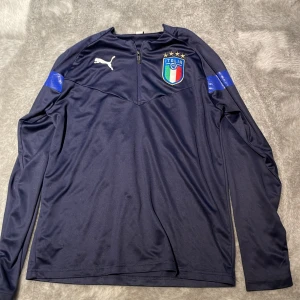 Italien Tröja - Skick 8/10 Finns även byxor till för 100kr extra!