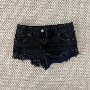 Lågmidjade jeansshorts  - Säljer dessa supersnygga jeansshortsen!! Inga defekter 💞midjemåttet rakt över: ca 35cm. skriv om du har några frågor eller funderingar 💓 använd gärna köp nu!