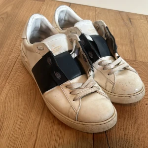 Valentino skor - Ett par valentino opens som inte är i jätte bra skick, skriv om du har några funderingar. Låda medföljs ej😀