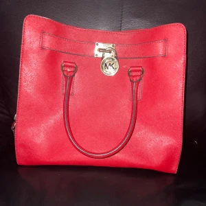 Äkta Micheal kors - Väskan är stor och den är ganska ny och den är inte sönder någonstans och den har inte varit använd så mycket och det