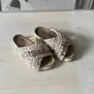 INUIKKI tofflor  - Så fina inuikki woven stones sandaler/tofflor. Väldigt fint skick och sparsamt använda. Storlek 40 men passar 39💕 Nypris: 2600kr‼️ Mitt pris: 1800kr (tar emot prisförslag 😎)