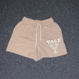 Beigea mjukis shorts. - Beigea mjukis shorts från yale (jätte sköna)🩷🩷🩷. Säljer pga att jag behöver pengar och inte tycker om det så mycket. Inga defekter, helt nya. Skriv om ni har frågor!🩷