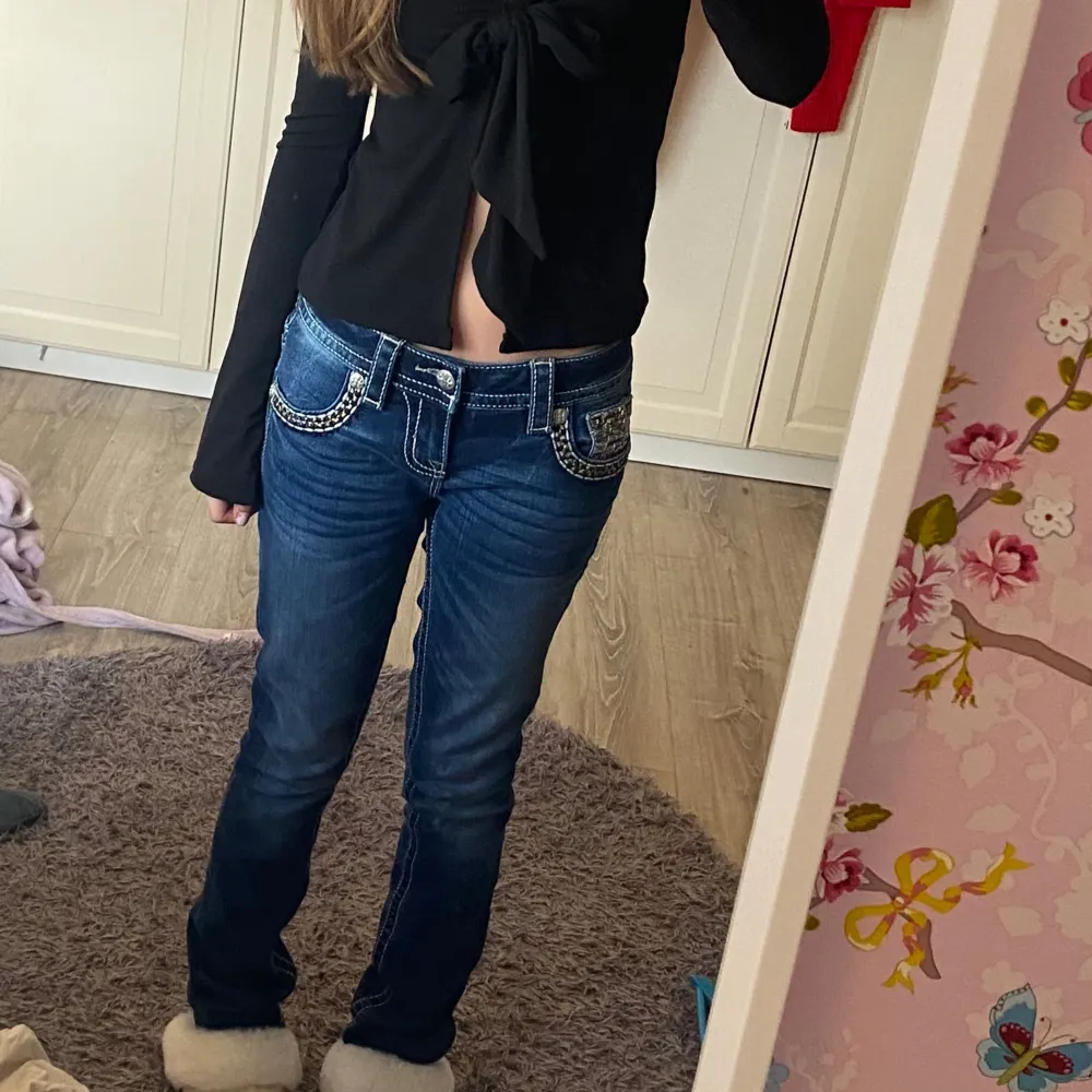 Miss me jeans, storlek 24 (som W25 och L31, mått står i kommentarerna), modellen heter ”signature straight” och de är low waist. väldigt bra skick och har inga defekter,allt glitter/ kristaller är kvar. Super fina och har glitter på fickorna❤️. Jeans & Byxor.