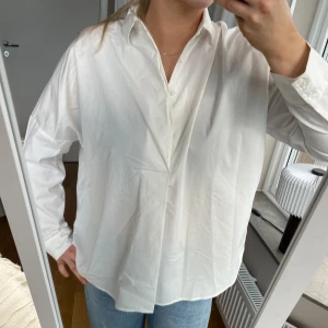 Vit skjorta  - Säljer en vit skjorta med knappar upptill från Gina Tricot. Den är oversize i modellen. Skjortan är i fint skick.