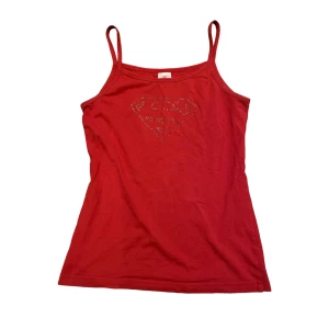 Rött linne med tryck  - Coolt linne med superman loggan i glitter😍🔥 Är i barnstorlek men sitter som en XS/S. Skriv privat vid intresse eller frågor❤️ Köp nu funktionen går även bra att använda🫶🏻🫶🏻