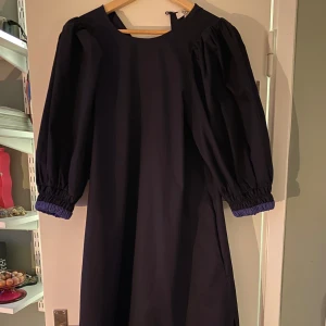 Midi klänning COS - Jättefin klänning med puffärmar från COS! Midi längd!