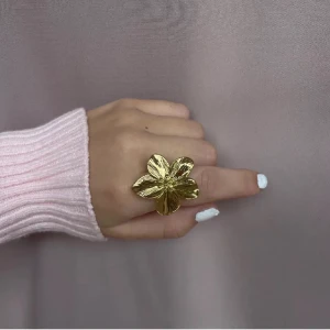 Blomring - Säljer min stainlessme ring i färgen guld nypris:269kr säljer för 150kr💓