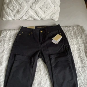 Michael kors jeans - Nya. Svarta. Aldrig använda. Nypris 1400kr.