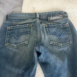 Diesel jeans! säljer då jag tyvärr vuxit ur de💕 midjemått: 74 cm! Finns en defekt, dragkedjan till gylfen har hoppat (kan skicka bild), går att laga, drf ett relativt lågt pris med tanke på vad jag köpte de för (800 ish) 💕 Innerben: 80 cm