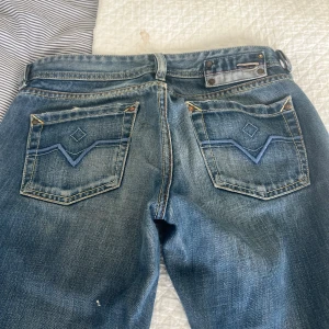 Diesel jeans - Diesel jeans! säljer då jag tyvärr vuxit ur de💕 midjemått: 74 cm! Finns en defekt, löparen till dragkedjan är endast ihakad i ena delen av dragkedjan, drf ett relativt lågt pris med tanke på vad jag köpte de för (800 ish) 💕 Innerben: 80 cm