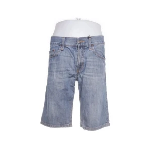 Ett par ljusblåa jeans i storlek S - Ett par bra ljusblåa jeansshorts i storlek S i man storlek. Midjemått 84 cm