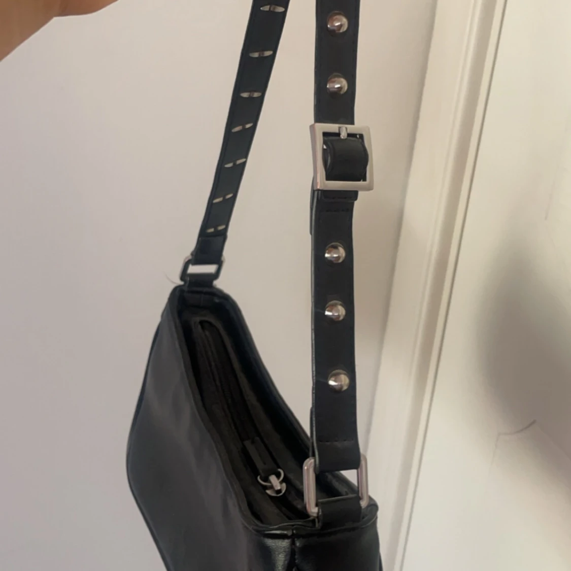 Axelremsväska med nitar - 90