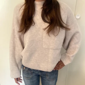 Beige stickad & other stories tröja - Jätte fin stickad & other stories tröja!💕Säljer pågrund av att den inte kommer till någon användning. Pris kan diskuteras. Nyskick.
