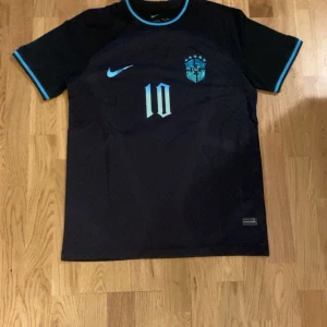 Nike Brasilien fotbolls tröja 22/23 limited  - Varan är i 10/10 skick har använt nån gång och har bara legat i garderoben så man kan säga att den är helt ny. Den är i storlek M men passar även S.  Pris kan diskuteras vid snabb affär 
