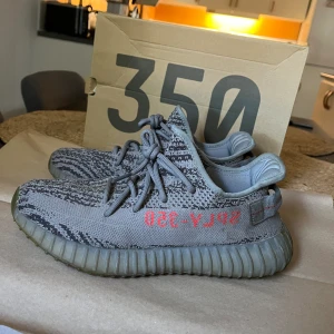Yeezy Boost 350 V2 - Säljer min killes gamla yeezys. Använda men bra skick. Säljes i originalkartong.