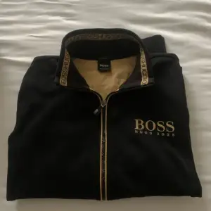 Säljer min fin Hugo boss zip tröja där den inte kommer till användning jätteskön och fin till sommar kvällar. För minsta lilla intresse hör av dig! 