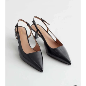 Svarta kitten heels & other stories - Svarta korta klackar från & other stories, köpta för 1290kr, säljer för 1000kr. Perfekt kondition väldigt bekväma att gå i. Står storlek 37 på skorna men passar perfekt på 38-39