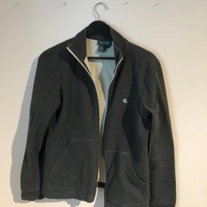 Lauren Ralph lauren zip stl S - Snygg unik lauren Ralph lauren zip tröja i storlek S. Jävligt skönt innermaterial och skicket är 9/10 och inga defekter. Hör av er vid frågor eller funderingar! 