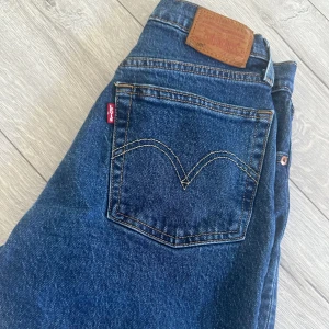 Levi’s Jeansbyxor - Säljer ett par mörkblåa Levi’s byxor i modellen 501 superfin skick ❤️ 