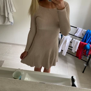 Ribbad klänning - Beige ribbad klänning från Chiquelle. Endast använd en gång så den är som ny!