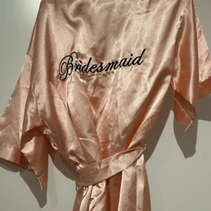 Bridesmaid (brudtärna) - Storlek M (liten i storlek). Pris: 50 kr. Finns i Stockholm/Solna.