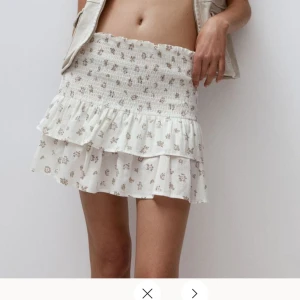 Volangkjol h&m - Blommig volangkjol från hm storlek M, slutsåld på hemsidan och lappar kvar, helt oanvänd. Säljer pga glömde returnera i tid 