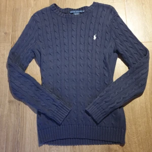 Polo Ralph Lauren - Äkta stickad Polo Ralph Lauren tröja i färgen blå. Storlek M men passar som S Knappt använd, nypris 1990:-