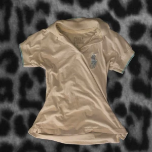 Vit och blå ralph lauren skjorta🤍🩵 - Super fin skjorta som ska vara L men skulle säja den snarare är S eller M