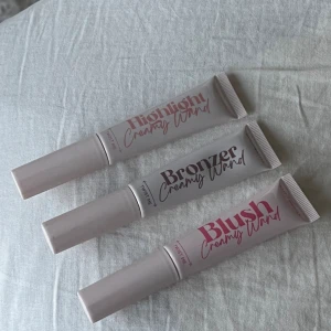 Makeupmekka - Bronzer, blush, highlighter från makeupmekka! Slutsålda just nu, säljer för 35kr/st, 50kr för 2, 65kr för alla 3💕Oanvända endast kollat färgerna, så nya och fulla!