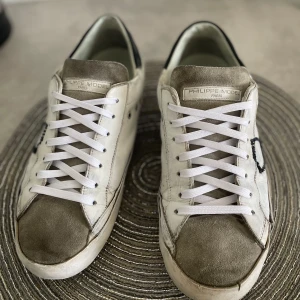 Philippe model skor - Philippe model i storlek 43 Skick 5/10, behöver en ordentlig tvätt. Jag har fixat dem lite men har inte tvättat de. Tar byten!