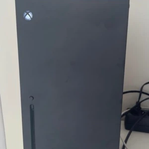 Microsoft Xbox Series X - Säljes pga brist på användning.  Fungerar hur bra som helst. 