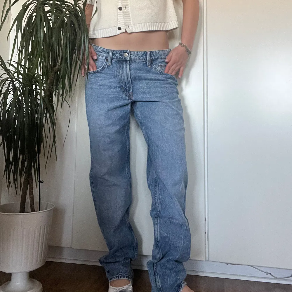 Raka Lowwaist jeans från HM. Så snygg rak passform som sitter snyggt lowwaist eller midwaist. Strl 40 men skulle mer säga 38. Är lång på mig som är 164. Väldigt fint skick. Knappt använda. . Jeans & Byxor.