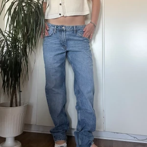 Raka HM jeans - Raka Lowwaist jeans från HM. Så snygg rak passform som sitter snyggt lowwaist eller midwaist. Strl 40 men skulle mer säga 38. Är lång på mig som är 164. Väldigt fint skick. Knappt använda. 